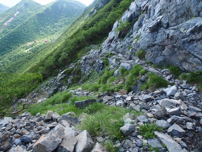 岩場をトラバースします。登山道の幅は十分あり、高度感もなく問題なく通過出来ます。