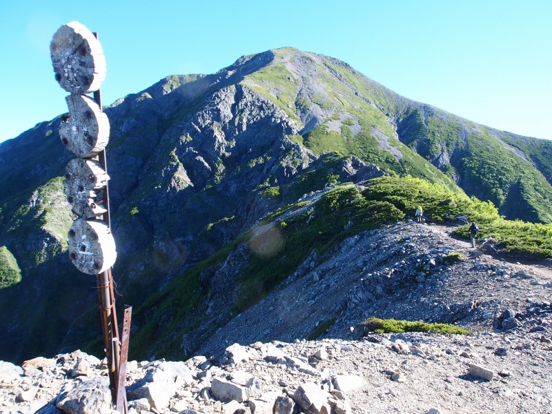 標高2662メートルの小聖岳。正面に大きく存在感を示す前聖岳の大斜面が広がっています。途中、ガレ場の痩せ尾根の通過は要注意箇所です。