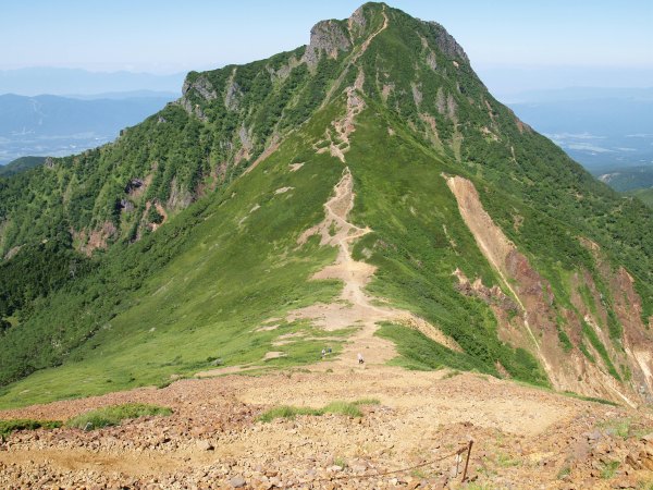 文三郎尾根分岐より望む中岳とその先にある標高2,805mの阿弥陀岳。中岳とは赤岳の鞍部は広い稜線になっていて、幾つのケルンが積まれています。
