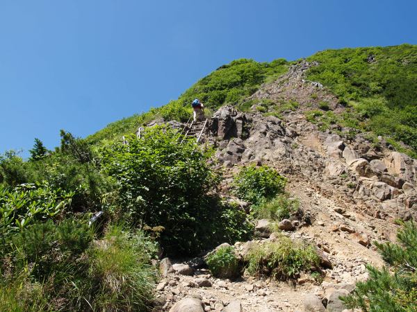 中岳のコルから少し登ると梯子が出てきます。梯子は二連で掛かり、最初の梯子は急で、二段目は緩やかです。