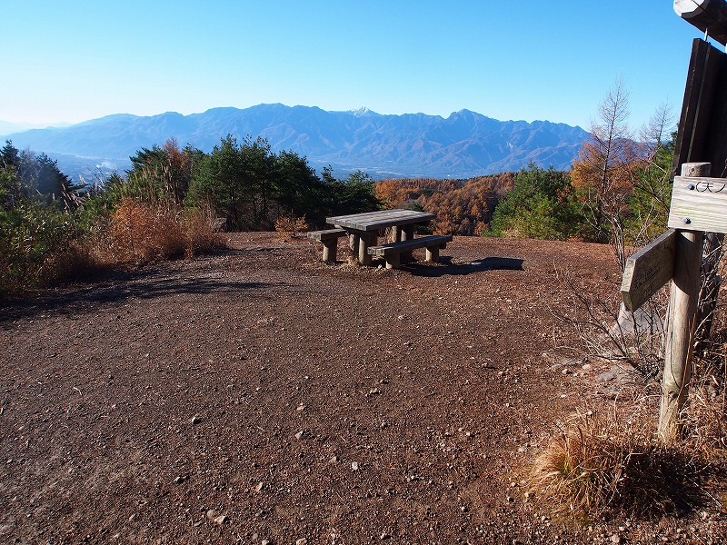 天女山駐車場から標高差で100ｍ、15分ほど登った所の「天の河原」展望台。正面には南アルプスが、左手方向に甲府盆地の先に富士山が一望出来ます。観光客もここまでなら気楽に登って来られます。