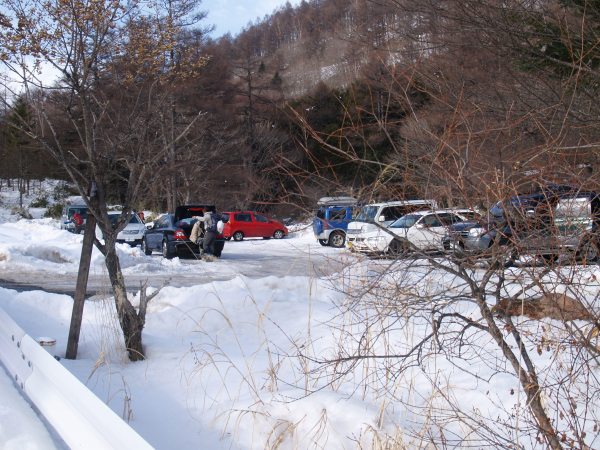 ビーナスライン沿いの女神茶屋登山口（蓼科山登山口）　にある「すずらん峠園地無料駐車場」30台可能。　2月11日時点の冬季でも人気コースで朝は一杯でした。