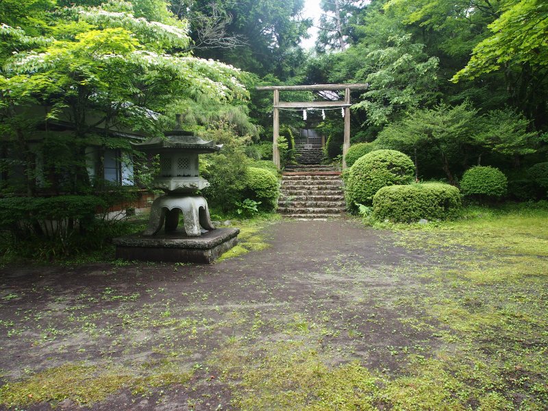 天照教富士山本社の本殿と社務所