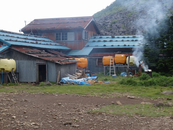青年小屋の裏で管理人の方がゴミの焼却をしていました。