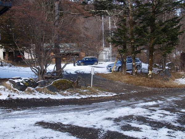 有料駐車場 。稲子湯はしらびそ小屋経由で本沢温泉または中山峠への登山口ともなっています。
マイカーの場合、有料駐車場がありますが、車で数分走ると無料駐車場もあります。