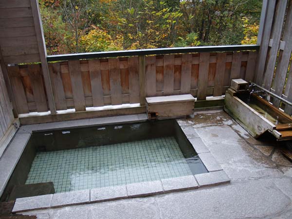 大湯:2階建のお風呂で、ここからは渓谷を見渡せる絶景の露天風呂です。
