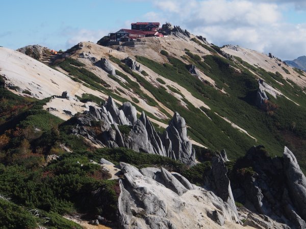 燕岳から燕山荘を写す。