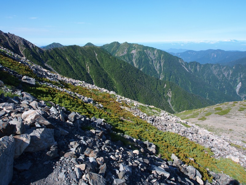 更に上った赤石岳山腹から百間平、大沢岳方面の稜線を望む。稜線を更に左手側に進めば、聖岳に至ります。