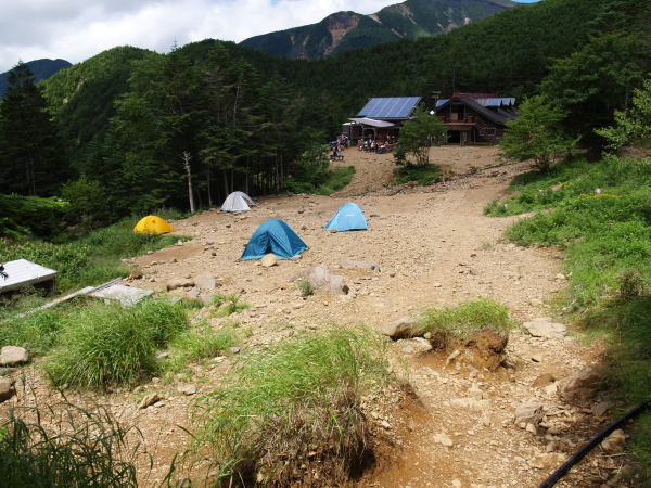 文三郎道登山道入り口から行者小屋のテント場を振り返る。50～60張設営可能です。