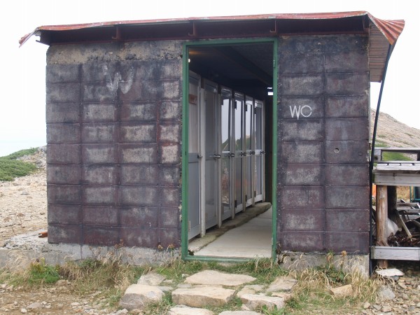 テントを使用している登山者用の外トイレ、小屋の中にもトイレはあります。
