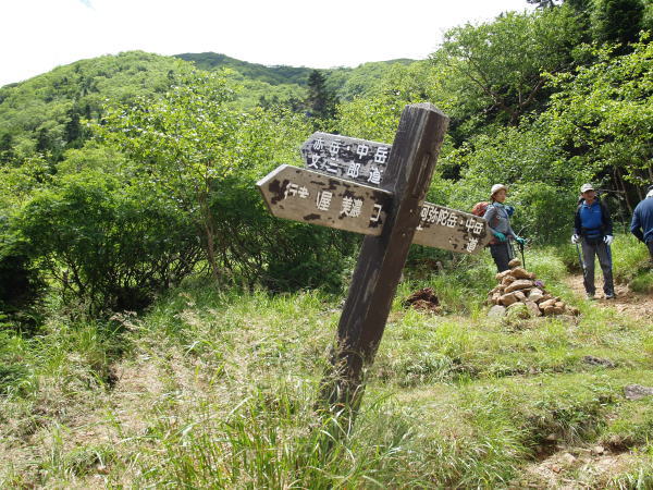 行者小屋から５分ほどのところにある赤岳文三郎道、中岳道分岐。文三郎道はこのまま真直ぐに登って行きます。中岳へは阿弥陀岳に登る為に使います。