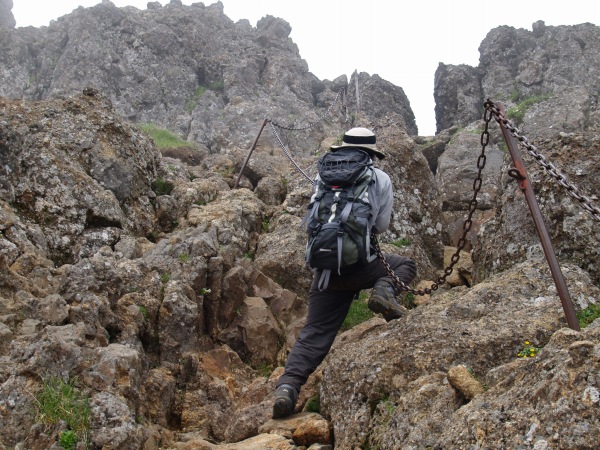 ここの岩場が文三郎尾根道で一番傾斜の強い所です。とはいえ、スタンスは豊富で、鎖も付いているので登山初心者でも問題なく登れるはずです。
