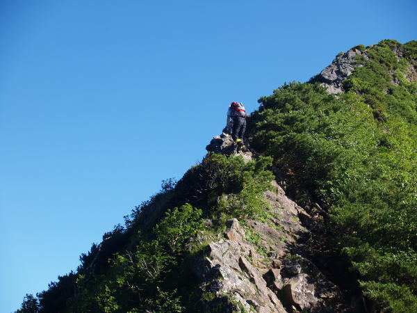 旭岳はピークまで登らずに、旭岳頂上直下で左に巻きます。トラバース気味に進んだ所の斜面に鎖が設置されています。