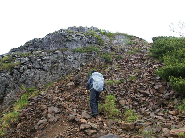 正面が西ギボシです。ここから傾斜は緩くなり、ガレた登山道を登ります。
