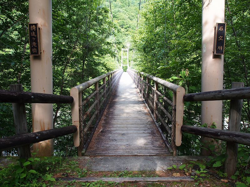 石空川に架かる精進ヶ滝橋を渡ります。精進ヶ滝見台まで約1200mの遊歩道が整備されています。