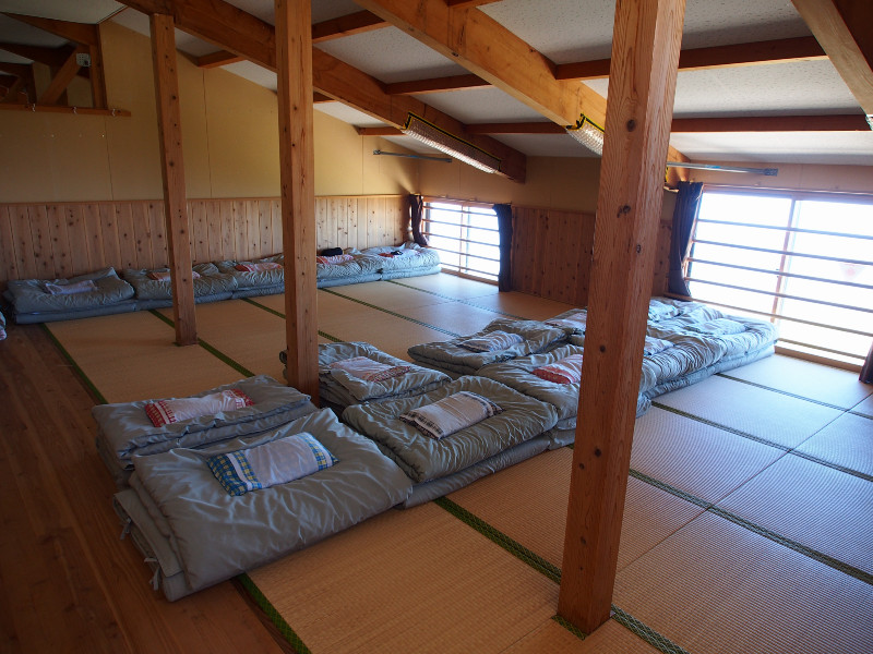 大部屋の寝室は二つあります。寝心地の良い布団が整然と並べられています。