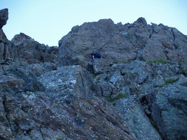 大きな岩の間を登ります。