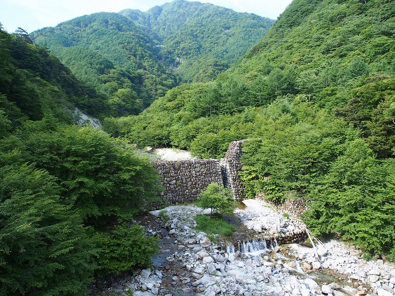 精進ヶ滝橋の中央から石空川上流方向を撮影。精進ヶ滝は、逆S字状に渓谷を辿った先にあります。