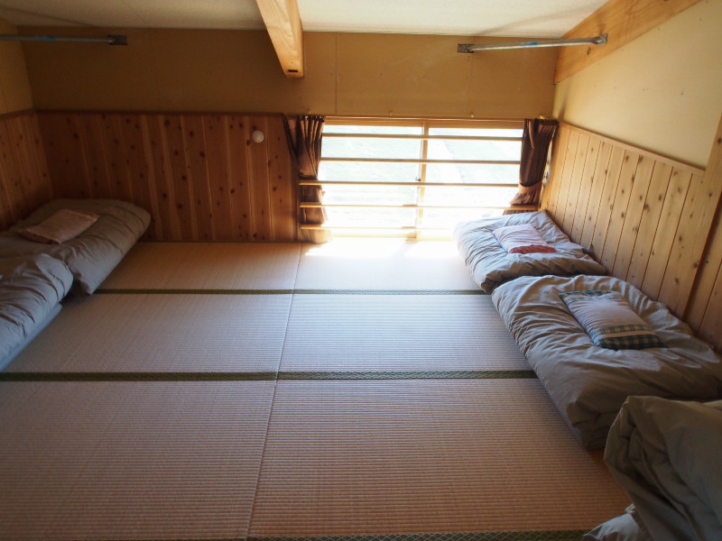 個室の寝室は五つあります。西側の部屋からは富山平野と日本海が、東側からは北アルプスが望めます。天気が良ければ海に沈む夕日も見られます。