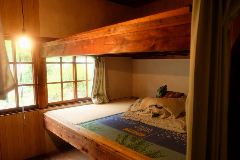 カイコ棚式の大部屋。部屋に入ると左右に写真の様なカイコ棚式の寝床があります。