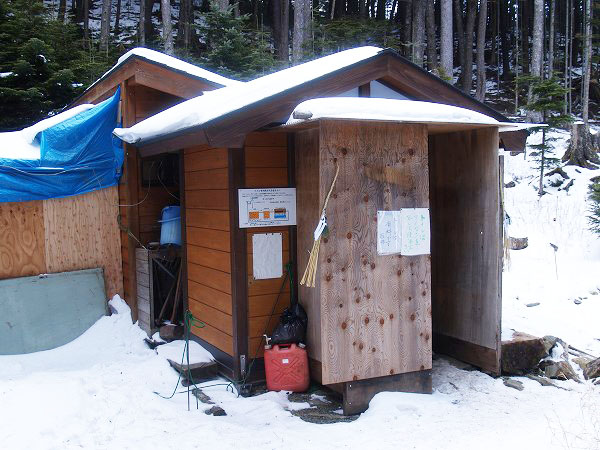一般登山者用の室外トイレ。　テント泊の方もここを使用。