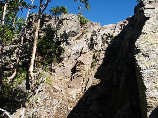 この岩壁を登ると1枚前の写真の岩の上に出られます。高さ３ｍほどの岩壁ですが、ホールドはしっかりあり高度感もありませんので難なく通過できます。