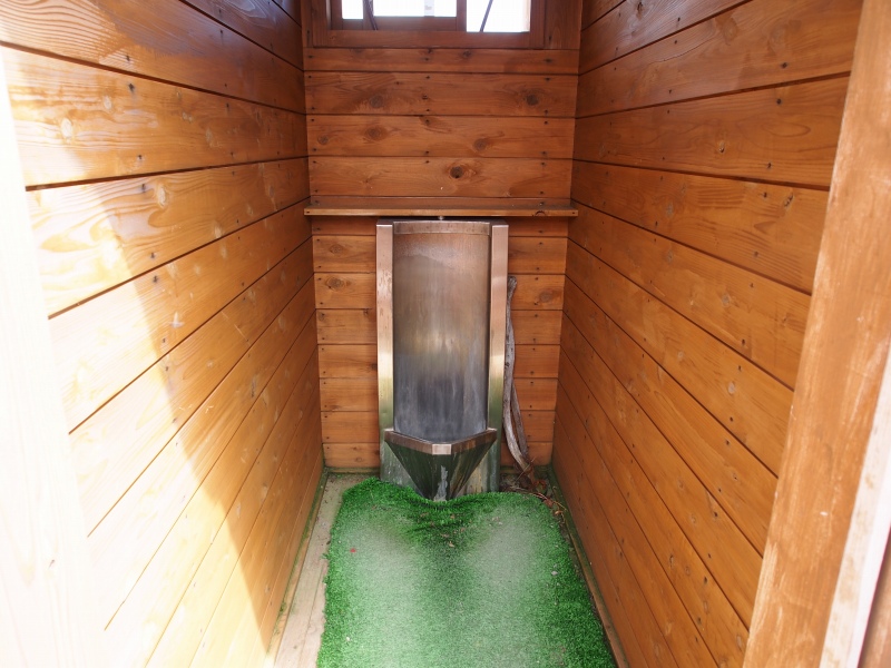 荒川中岳避難小屋の男子用トイレ。通過の登山者は100円です。
