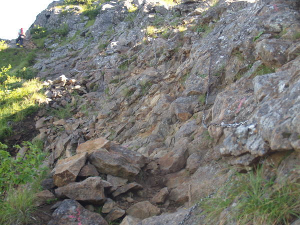 前の写真を近くから撮影。トラバースする所の鎖場を通過すると旭岳頂上の少し下の所に出ます。