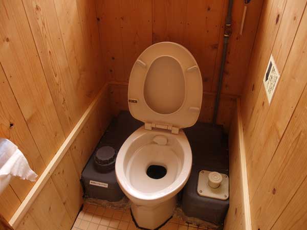 トイレは簡易水洗式。大型の山小屋なのでトイレは各所に沢山あります。