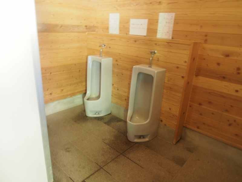 水洗式トイレ。山小屋とは思えないほど近代的な水洗式トイレになっています。