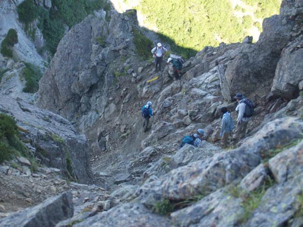 ルンゼを下る登山者を撮影。慎重に下れば問題ありません。落石を起こしそうな岩屑の斜面なので、多くの登山者がいる時には注意が必要です。
