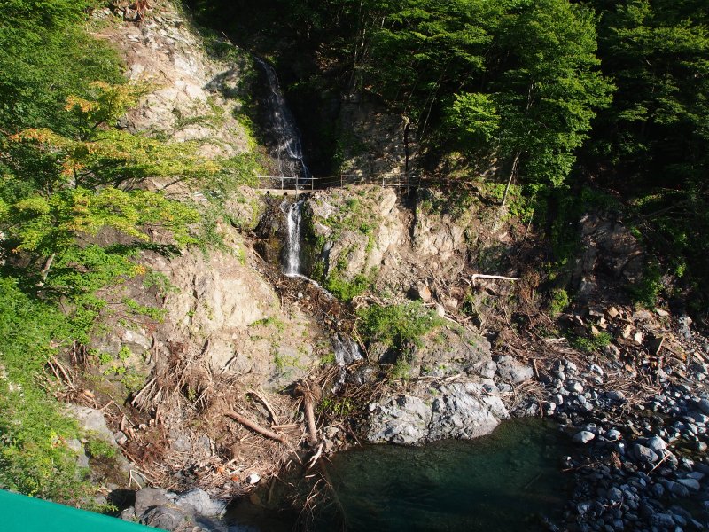 滝見橋から千古の滝を写す。トラバースする様に登山道が付けられています。白根層群の砂岩泥互層中の摺曲が観察出来ます。