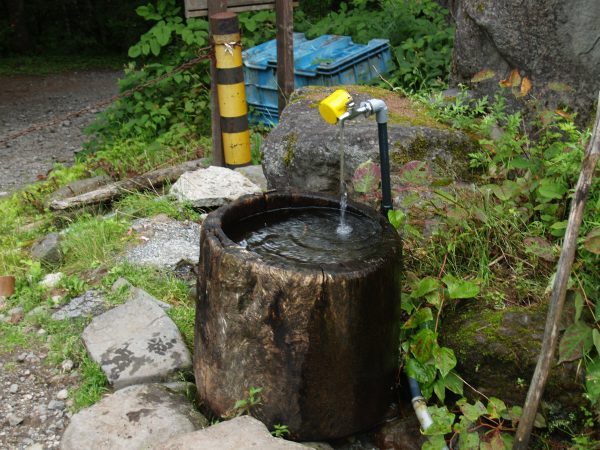 美濃戸山荘の無料水場。水量は豊富に流れています。又小屋の前にベンチへテーブルが置かれているので、登山後の休憩に最適です。
