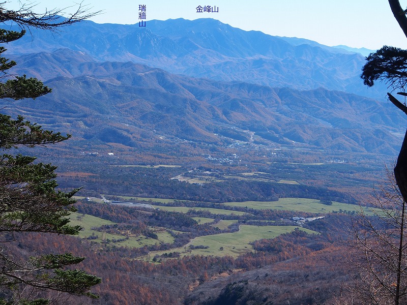 疎林に邪魔された一角から東側を望むと、八ヶ岳牧場の先に日本百名山の瑞牆山と金峰山が聳えています。
