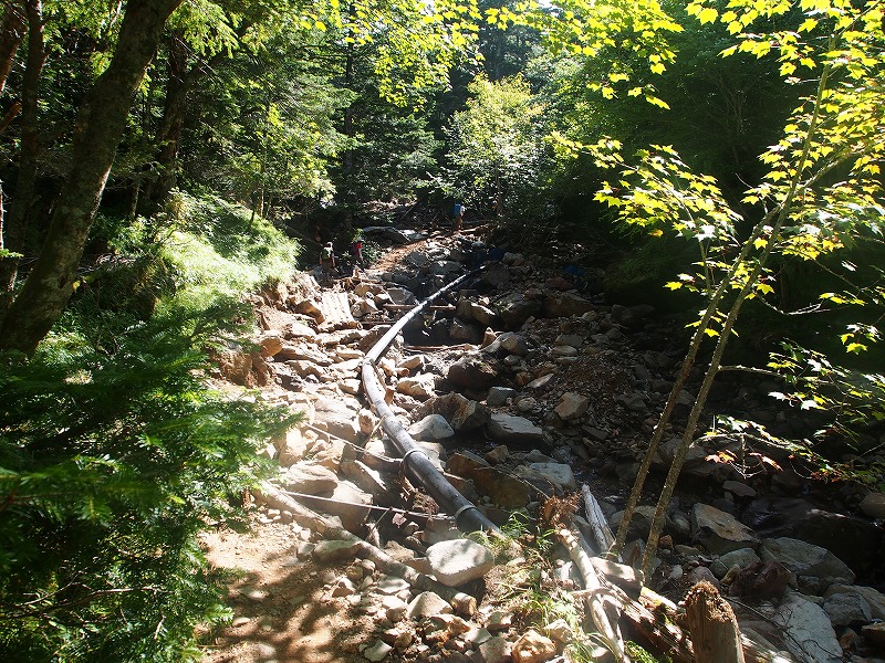 「夏沢鉱泉」は、夏沢の水を使い、水力発電が行われています。山小屋の水力発電用のパイプ。