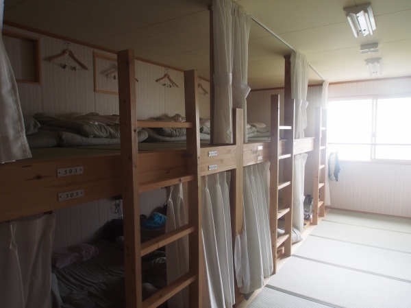 寝室はかいこ棚形式と畳の部屋