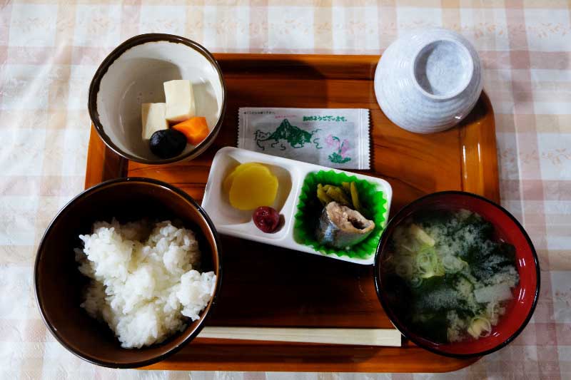 朝食。海苔、秋刀魚の缶詰、たくわん、味噌汁、高野どうふの煮付け等。