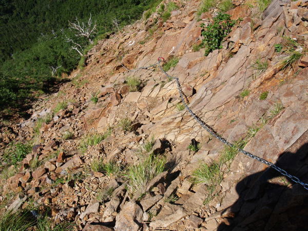 鎖場を上部より写す。一枚岩状の斜面ですが、所々にスタンスがあり、登りやすいです。