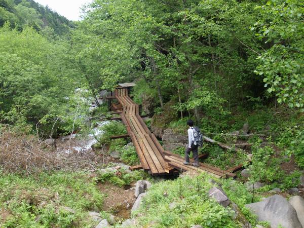 川沿いに作られた木製の側道を進みます。最近になって新生されたばかりで、大変立派な作りです。