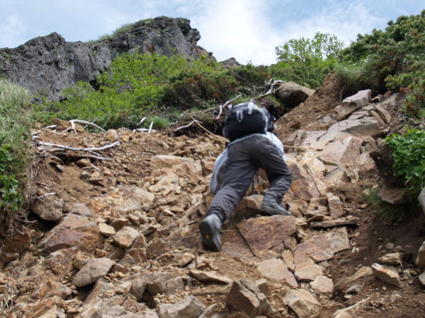 ザレた岩場を三点確保で登ります。落石には注意が必要です。