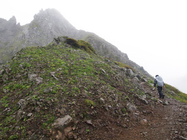 西ギボシの山頂から少し下って登り返します。前方のピークが東ギボシで、その東面をトラバースする所が核心部です。