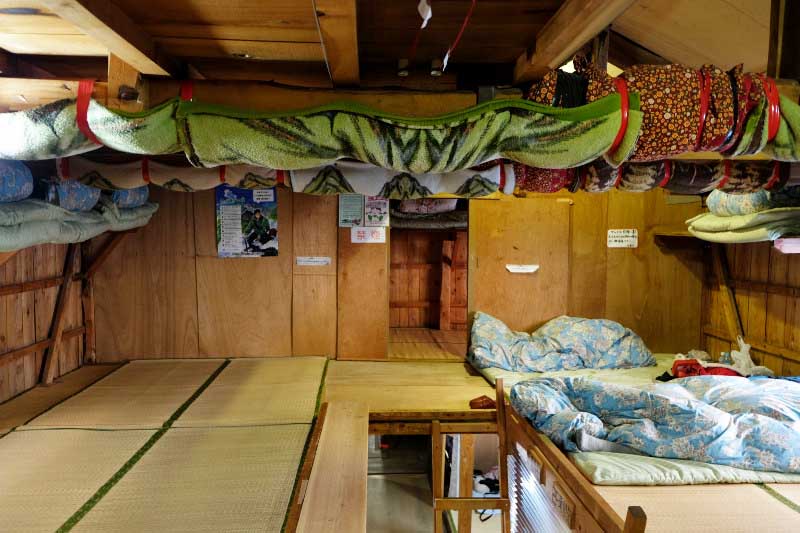 ここは2階の寝室。寝室は、大部屋と小部屋、二段ベット風作りの部屋など、収容人員は70名ほどです。掛け布団は羽布団を使い軽く保温性も高く快適に寝られます。