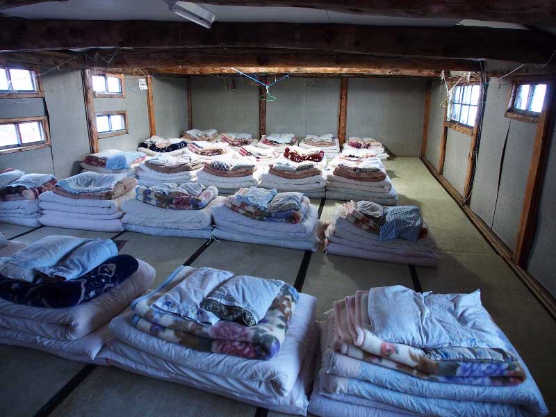 大部屋タイプの寝室。7月末から8月のお盆までは2枚の布団に3人で寝ることもあります。