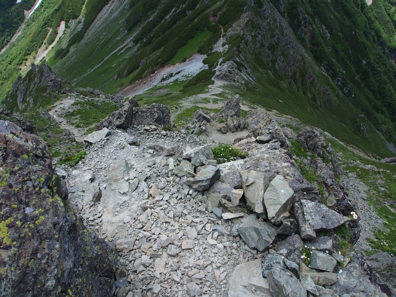 悪沢岳と中岳の鞍部（コル）に向け降ります。昭文社の地図に危険マークがある部分です。斜面は極めてきつく、浮石もあり、転倒注意です。