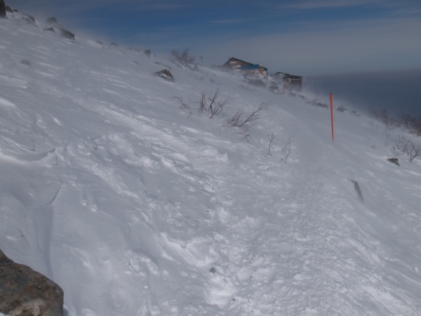 蓼科山頂ヒュッテが見ててきました。蓼科山頂は左上方向です。独立峰である蓼科山の山頂は風速２０ｍほどの強風が吹き荒れ雪煙りが上がっています。