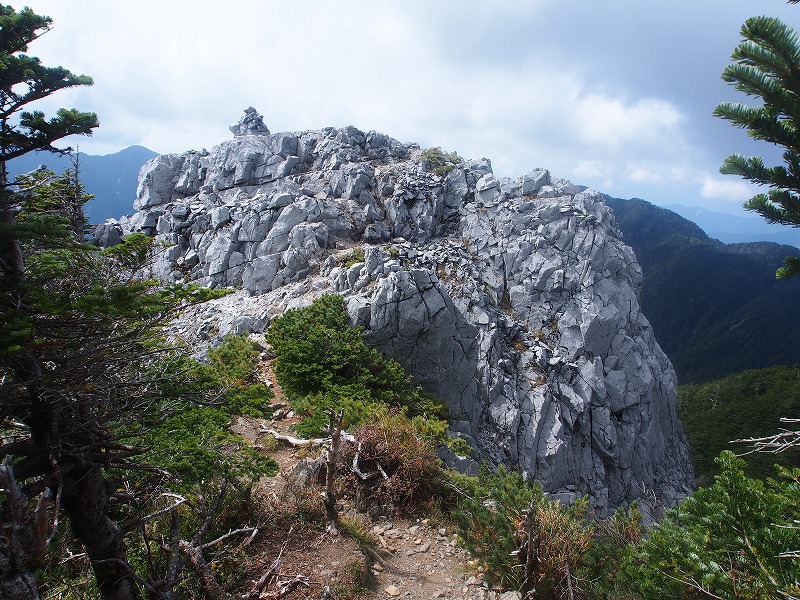 光石。石灰岩の白い岩塊です。麓から望むと光岳の山頂が白く光っていることから光岳の名前が付いたとされています。