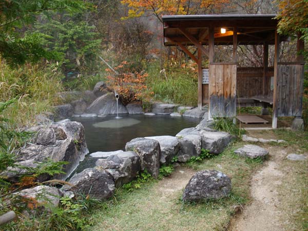 月見の湯:中房温泉の中で一番高い所に開放的な露天風呂です。