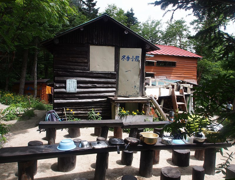 鳳凰小屋の前には自炊スペースがあります。宿泊棟の左手に冬季小屋があります。宿泊は電話での完全予約制です。