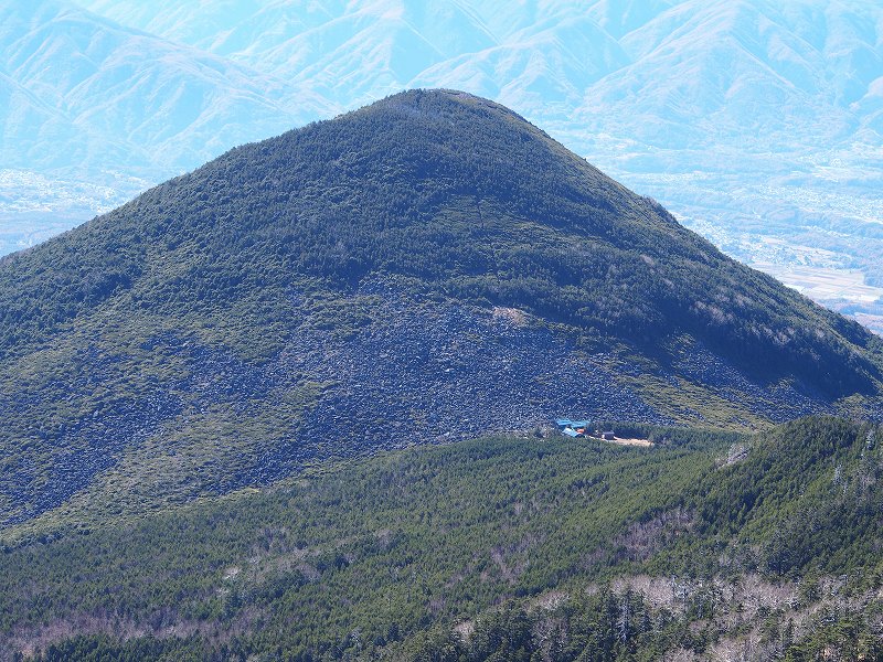 青年小屋は権現岳と編笠山の鞍部に建つ山小屋です。背景は編笠山です。
