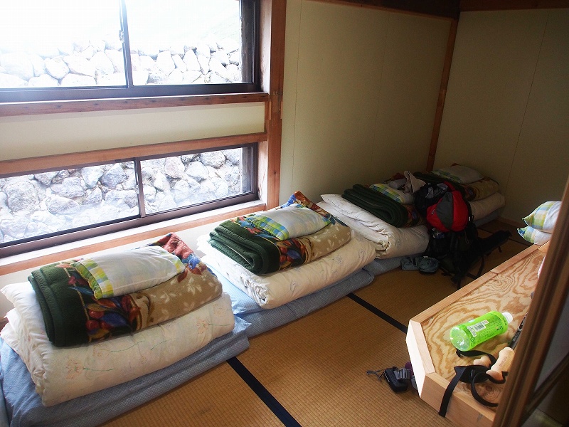 小型の寝室　４人部屋。